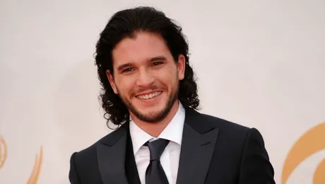 Kit Harrington trece de la „Game of Thrones” la Jimmy Choo (Video)