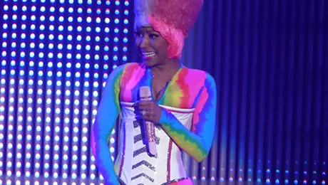 Nicki Minaj, imbracata in bufon si echipata cu un dildo! (poze)