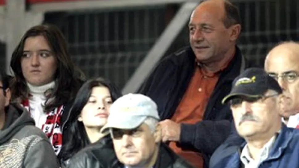 Basescu a combinat utilul cu placutul la derby-ul Dinamo-Steaua