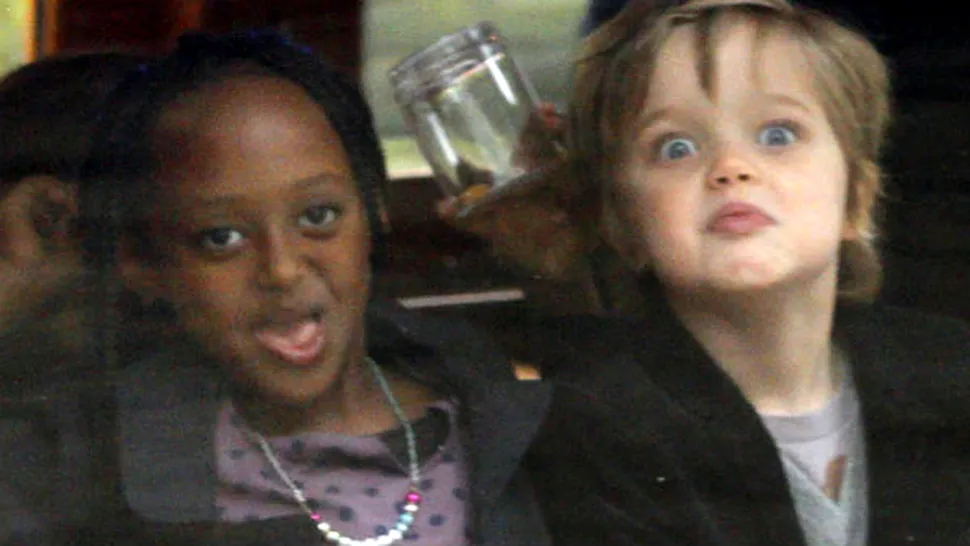 Fetiţele Angelinei Jolie se strâmbă la paparazzi