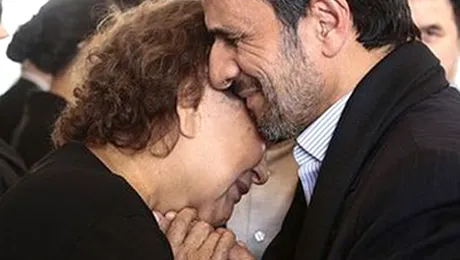 Iranienii sunt șocați: Ahmadinejad a îmbrățișat o femeie