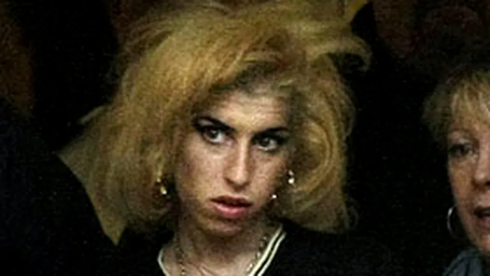 Amy Winehouse, filmata drogandu-se