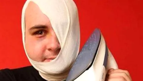 Nu-i comedie: A încurcat telefonul cu fierul de călcat