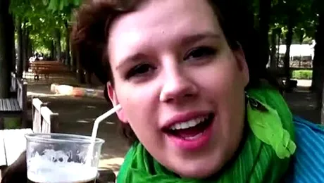 Fata care bea bere printr-o ureche (Video)