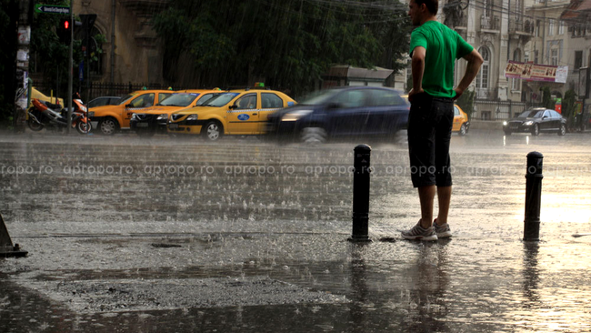 Dilema bucuresteanului grabit: sa ma adapostesc sau sa merg mai departe?