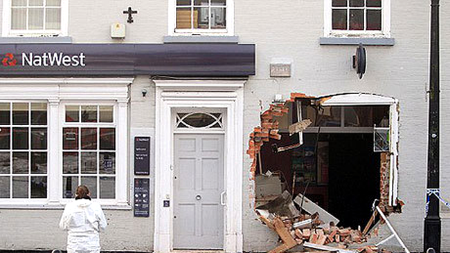 Hoții au furat bancomatul băncii... cu tractorul