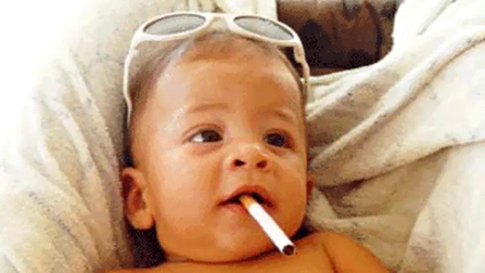 Copil de doi ani, filmat in timp ce fumeaza! (VIDEO SOCANT)