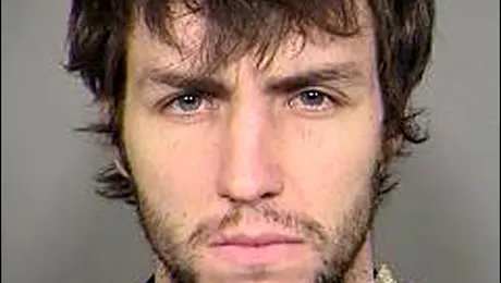 De frica proprietarului casei in care se afla, un hot a sunat la politie pentru ajutor