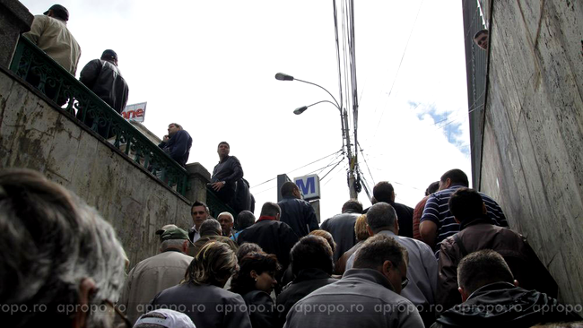 Oamenii au venit cu ce au pututu, la miting, de la autocare pana la metrou