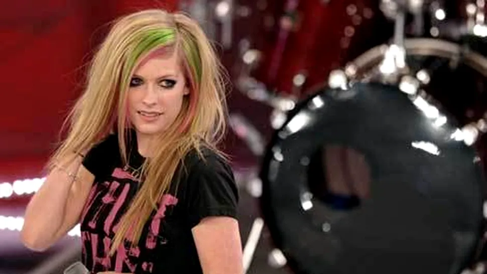 Avril Lavigne a fost batuta si desfigurata de cinci persoane, intr-un bar
