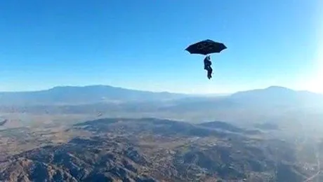 Zboară cu umbrela, precum Marry Poppins (Video)