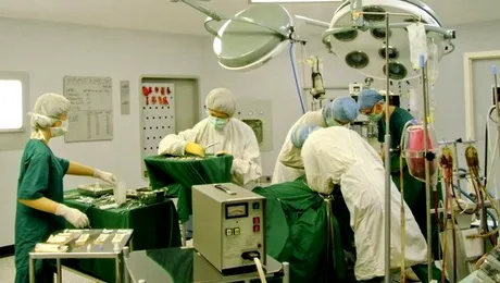 PREMIERĂ‚: Un bebeluș a primit cea mai mică inimă artificială