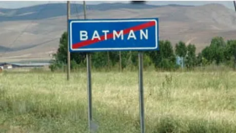 Primarul din Batman il da in judecata pe Batman!