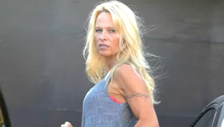 De ce nu are voie Pamela Anderson să participe la funeraliile lui Sam Simon