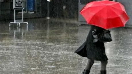 Ploi torențiale, descărcări electrice și vânt, în toată țara, de duminică până luni după-amiază