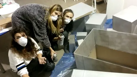 Dana Rogoz, Adela Popescu şi Alina Chivulescu au amenajat vitrina de la Sala Dalles