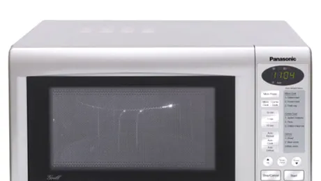 7 lucruri pe care nu trebuie să le bagi niciodată în cuptorul cu microunde!