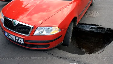 Masina prinsa in „capcana” unei sosele surpate (Poze)