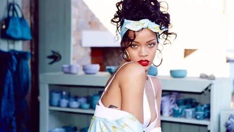 Rihanna, transparentă și sexy în campania de promovare a noii colecții Savage x Fenty