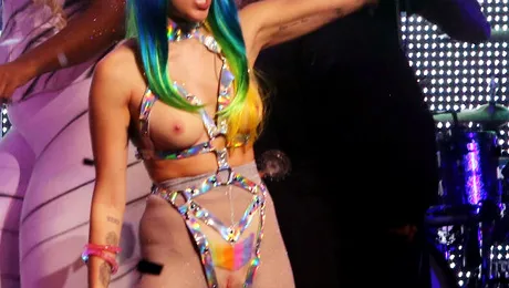 A întrecut orice limită! O artistă cunoscută la noi, complet goală pe scenă