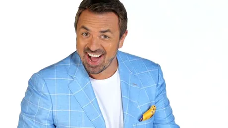 Brenciu îşi schimbă look-ul: poartă fustă şi pantofi cu toc