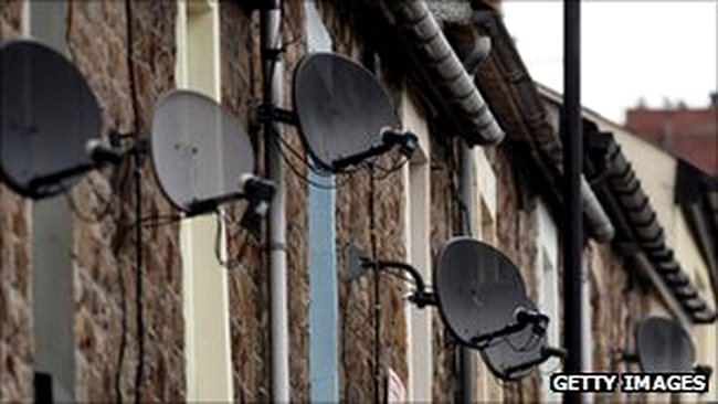 Toate antenele de satelit sun indreptate in aceeasi directie