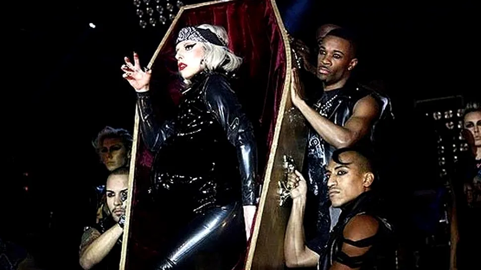 Lady Gaga, tinuta funerara si pantofi cu tocuri in forma de penis (Poze si video)