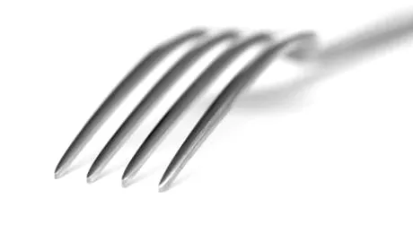 Un bărbat beat a înghițit două tacâmuri