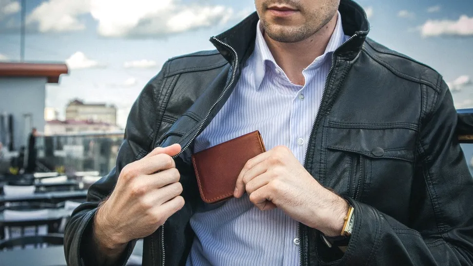 (P) Minimalism sau lux? Ce portofele preferă vedetele masculine