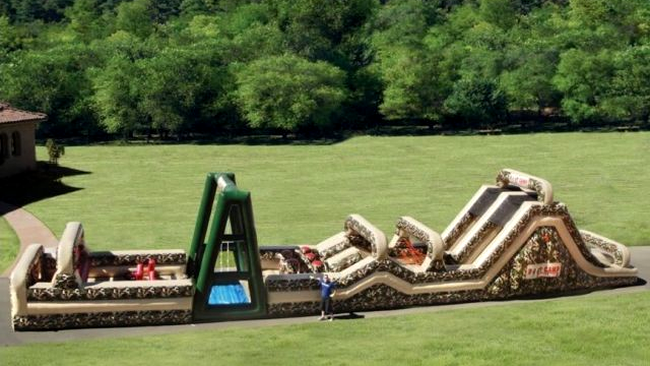 Cursă cu obstacole gonflabilă