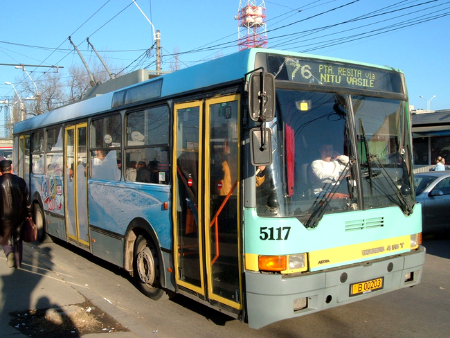 Troleibuz Ikarus pe linia 76