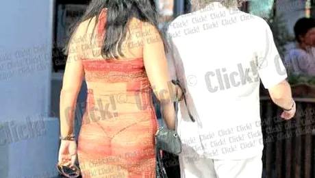 A defilat în bikini minusculi în fața trecătorilor