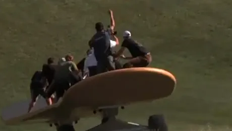 Cel mai mare skateboard din lume, lung cat un autobuz