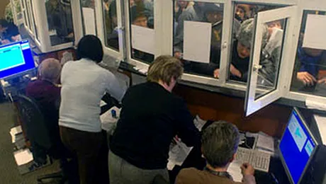 Azi, mii de romani angajati la stat decid: salariu sau pensie