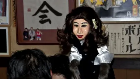 Te-ai lăsa servit de maimuțe pe post de chelnerițe? (Video)