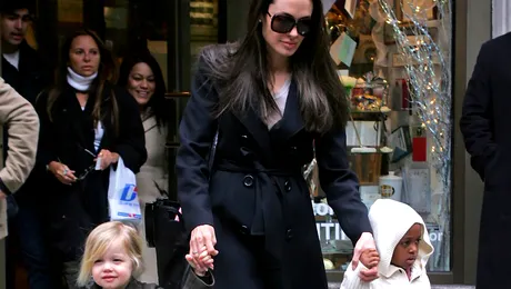 Angelina Jolie adopta un orfan din Haiti