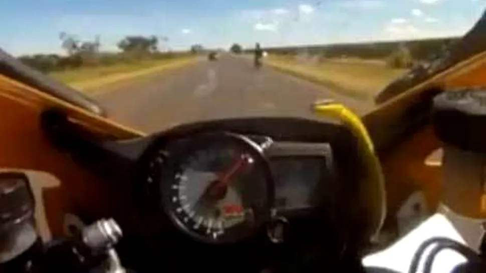 S-a trezit cu șarpele în poală, pe când conducea cu 155 km/h (Video)