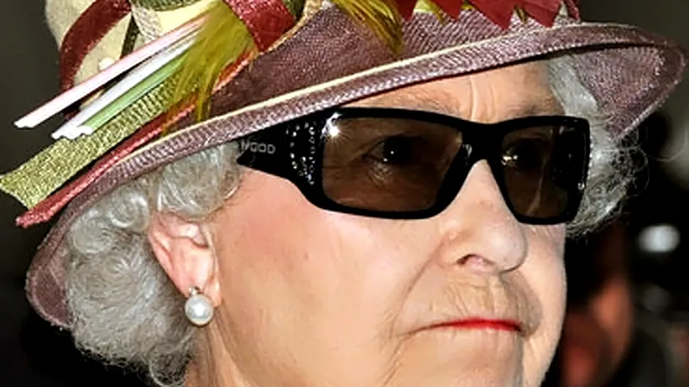 Regina Marii Britanii poarta ochelari 3D!