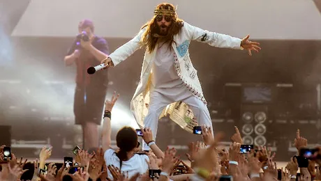 Actorul de Oscar Jared Leto i-a înjurat pe români în timpul concertului! Reacţia publicului a fost uimitoare