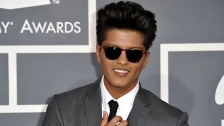 Bruno Mars se coafează cu margarină