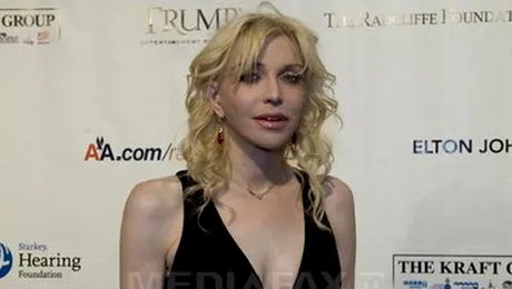 Courtney Love , dependenta de heroina din cauza lui Charlie Sheen