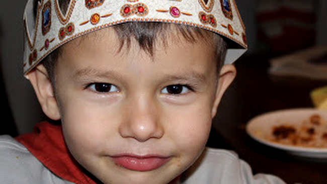 O tradiție britanică cere ca de Crăciun să se poarte coroane de hârtie