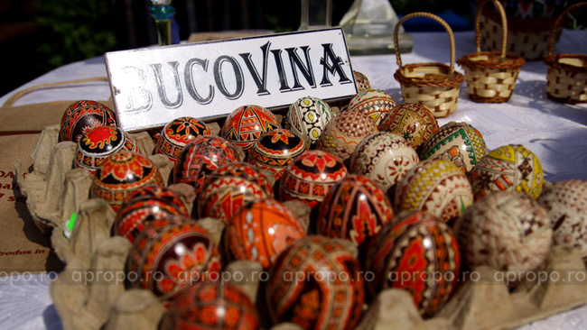 Oua din lemn pictate manual