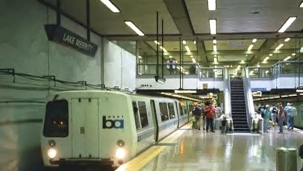 VIRALUL ZILEI: Un bărbat gol sperie călătorii, la o stație de metrou din SUA