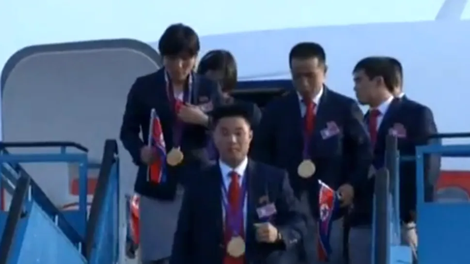 JO 2012: Vezi cum a fost primită acasă delegatia din Coreea de Nord! (Video)