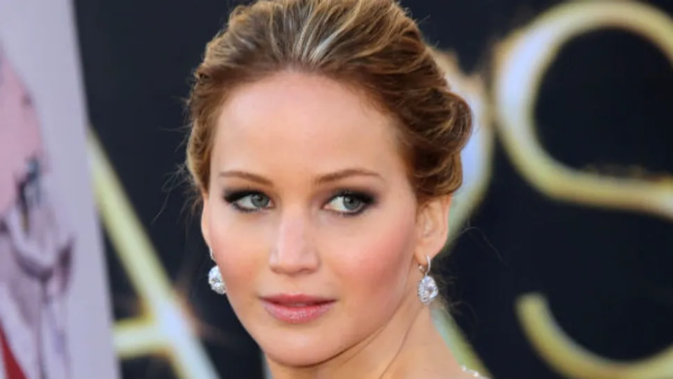 Jennifer Lawrence a căzut la Premiile Oscar