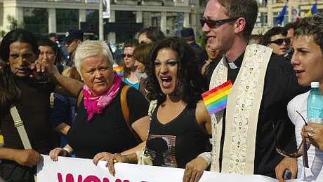 Travestitul Naomi o sa dea din gura la Mamaia