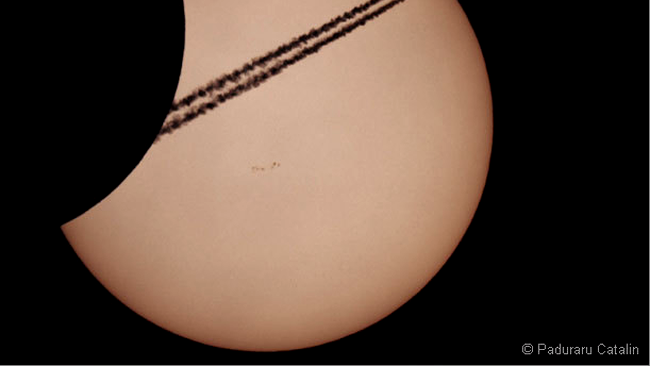 Catalin Paduraru a surprins si darele de condens lasate de avion