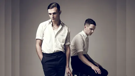 Hurts – Cu ochii pe Laura Cosoi