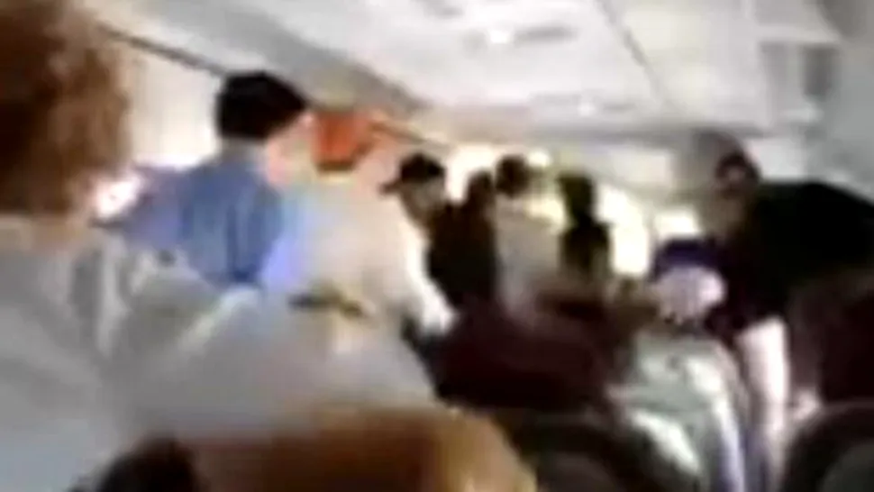 Panică într-un avion, din cauza urletelor pilotului